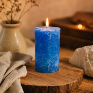 Vela azul cielo ritualizada artesanal de Levakesh para paz en el hogar