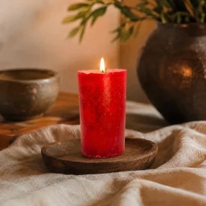 Vela roja ritualizada artesanal de Levakesh para pasión y autoestima